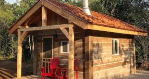 Backyard cabin in Dundas, Ontario by Rustic Designs by Rich / Rich .