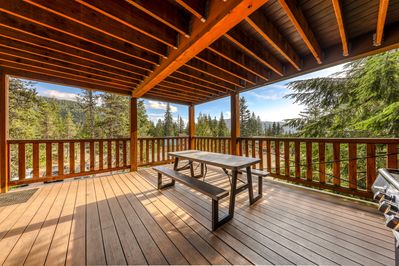 Large, dog-friendly home with a covered deck - close to skiing .