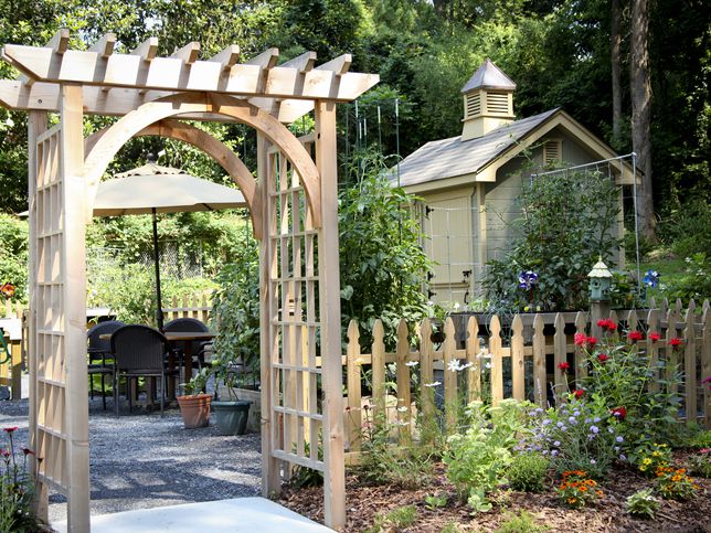 What is the Difference Between a Pergola and an Arbo