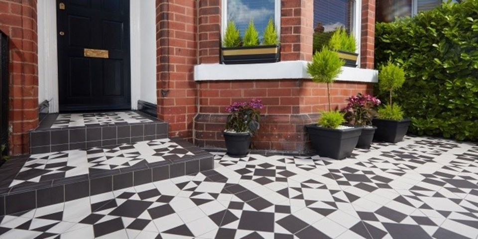 Victorian floor tiles – a Swoon Worthy garden makeov
