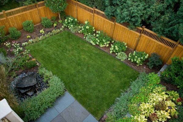 simple small backyard design with grass | Small backyard garden .