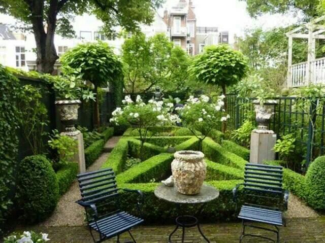 Tiny formal garden via Paris Style Antiques on Facebook | Small .