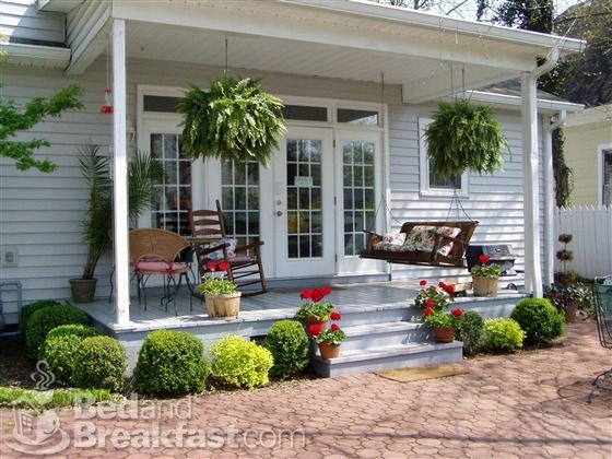 lovely small porch | Patio, Small porches, Front porch decorati