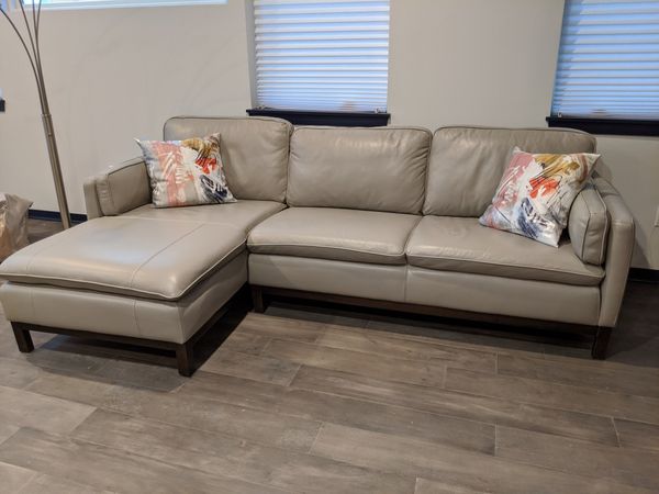 Ventroso 2 piece leather sectional sofa for Sale in Kansas City .