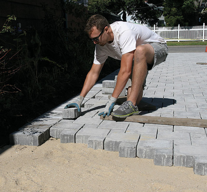 Laying Concrete Pavers - Fine Homebuildi
