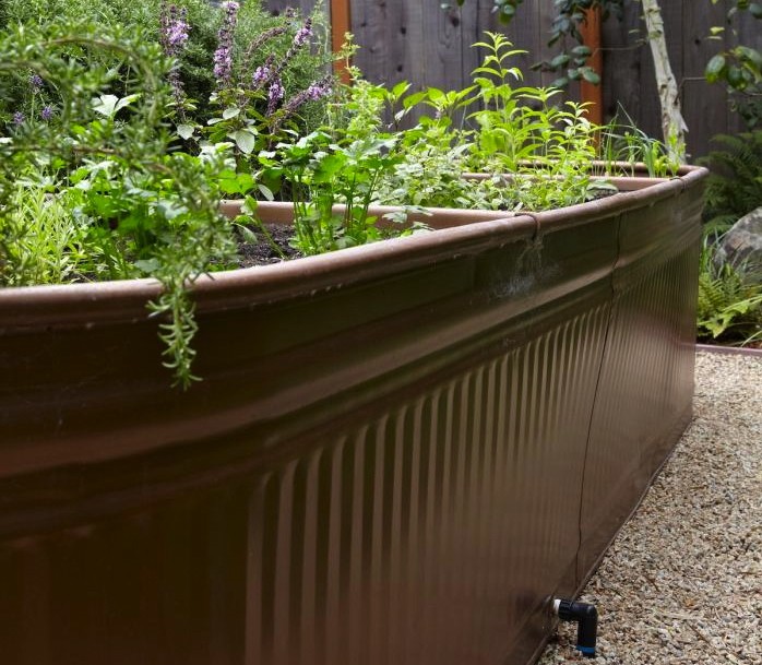 Steal This Look: Water Troughs as Raised Garden Beds - Gardenis