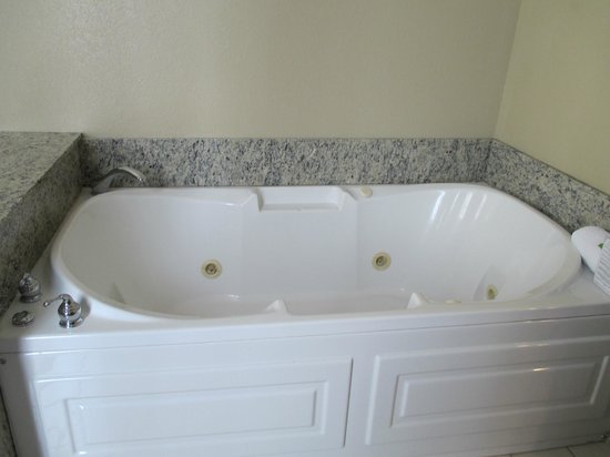 Garden tub - Picture of Holiday Inn Express Cleveland Downtown .