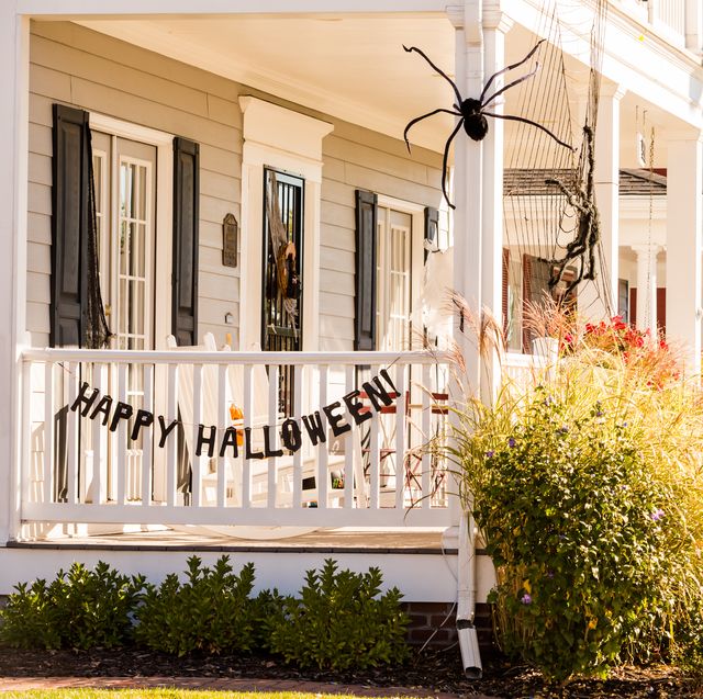 59 Best Outdoor Halloween Decorations - Cheap Halloween Yard and .