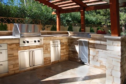 How an Outdoor Kitchen Makes Backyard Living Fun | Majestic Lawn .