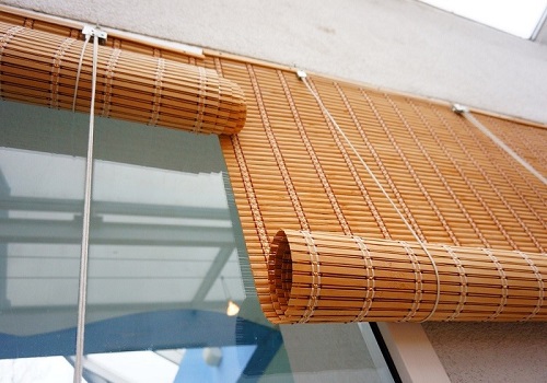 How To Select The Right Kind Of Outdoor Patio Blinds? - Krave