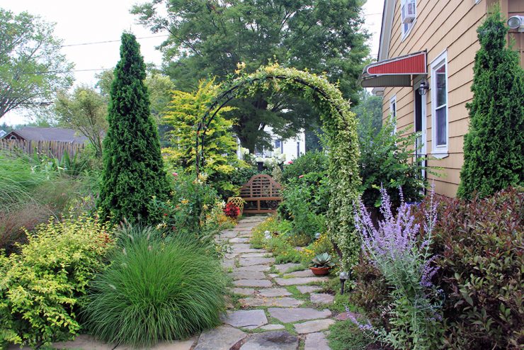 Sold Out: Foundations in Gardening: Small Gardens for Big .
