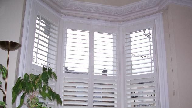 White wooden Venetian blinds | White wooden blinds, Living room .